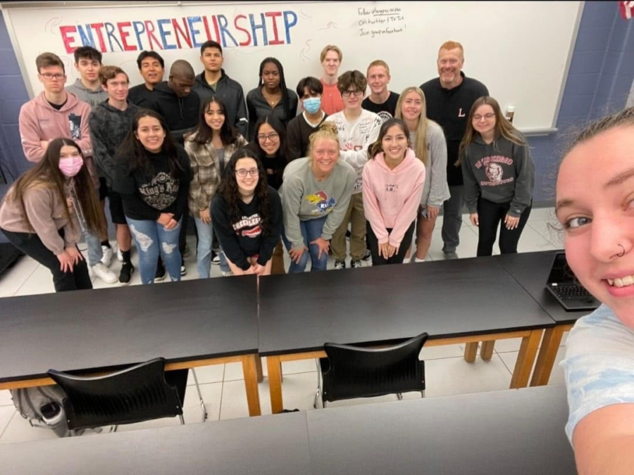 Matt Langes first period Entrepreneurship class joins for a picture to help share their project plans on social media. 

Courtesy of Kali Ditto