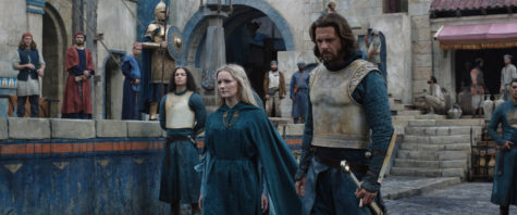 Galadriel is escorted by Elendil through the kingdom of Númenor. This act will lead to a strong friendship between the two characters.