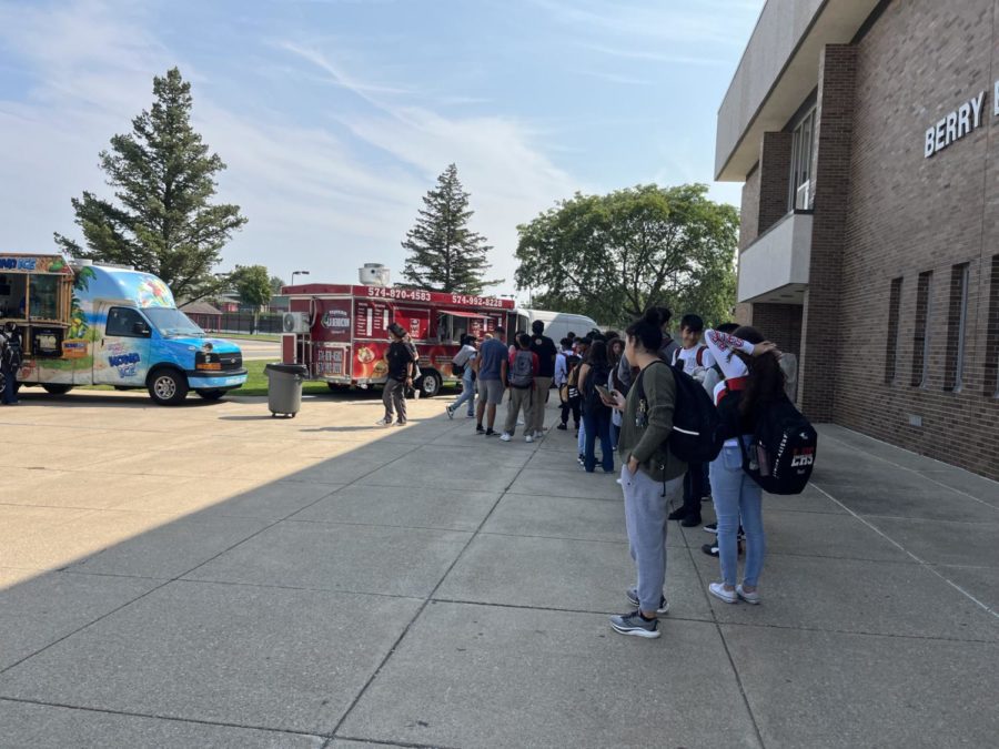 Students and staff wait for the taco truck on Friday, September 16. Fast Friday rewards students who are in good academic standing by letting them leave early on Fridays. This year, when students leave, there will be food trucks like a Kona Ice and taco truck. 