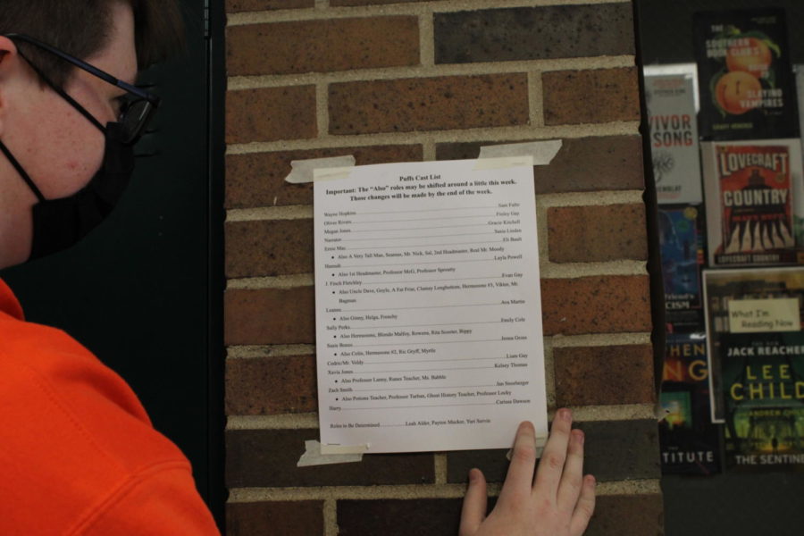 Sophomore Carissa Dawson looks at the cast list for her name.