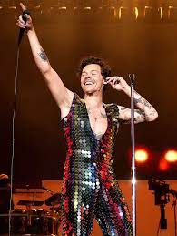 Styles can be seen singing some of his hit songs As it Was and Boyfriends at Coachella this year. He also had a surprise guest Shania Twain whom he sang with to end the night off.