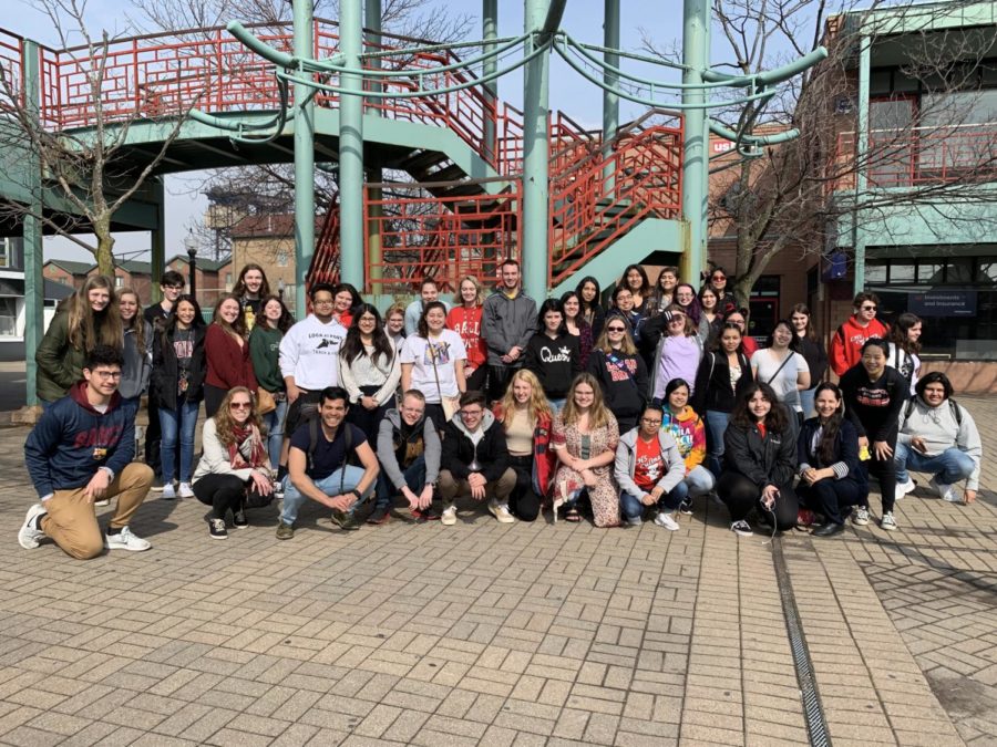 The+Chinese+Club+groups+together+for+a+picture+during+their+2019+field+trip+to+Chinatown+in+Chicago.