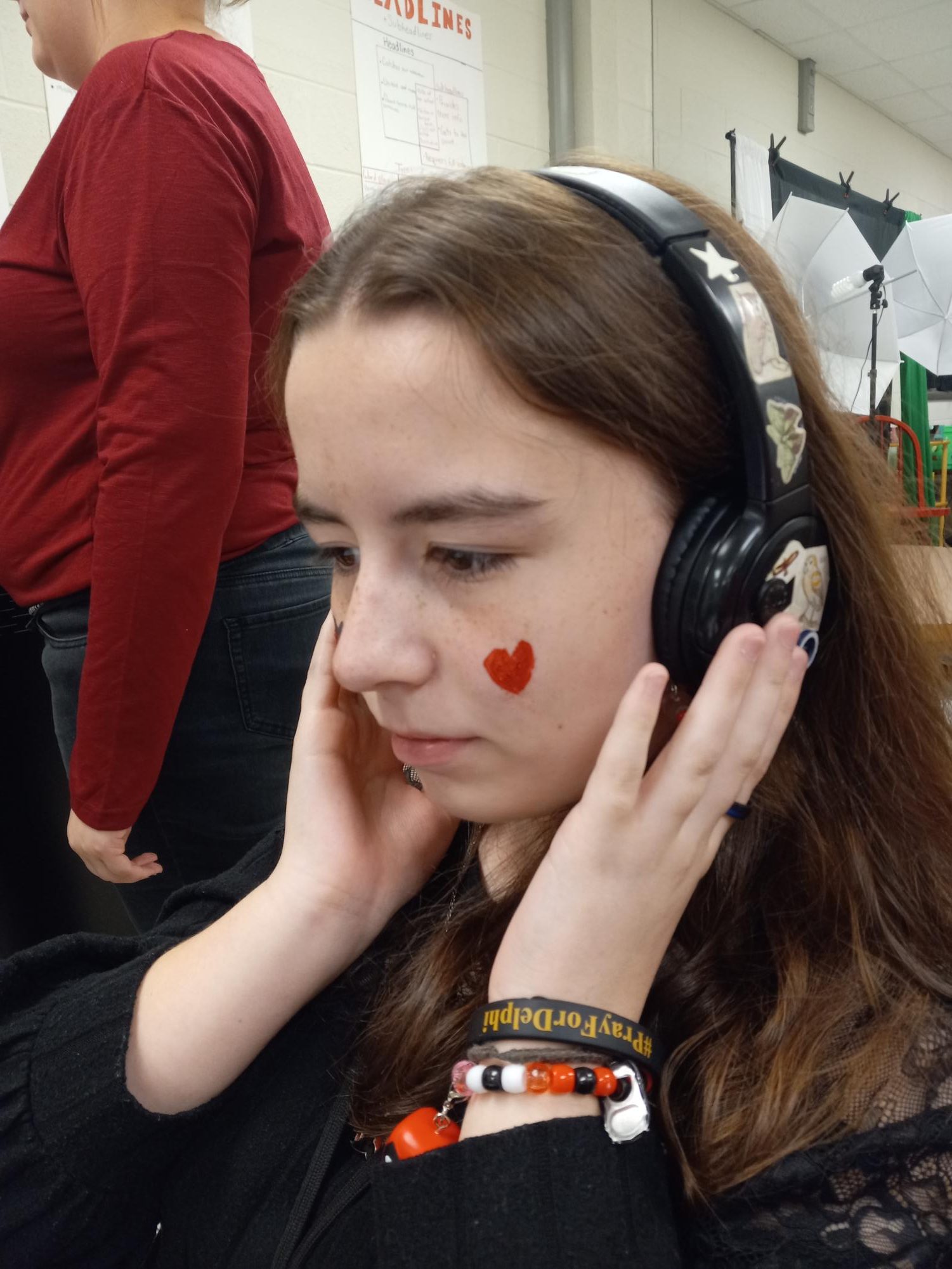 Sophomore Lilah Ott listens to music during class. It helps Ott concentrate while working. 