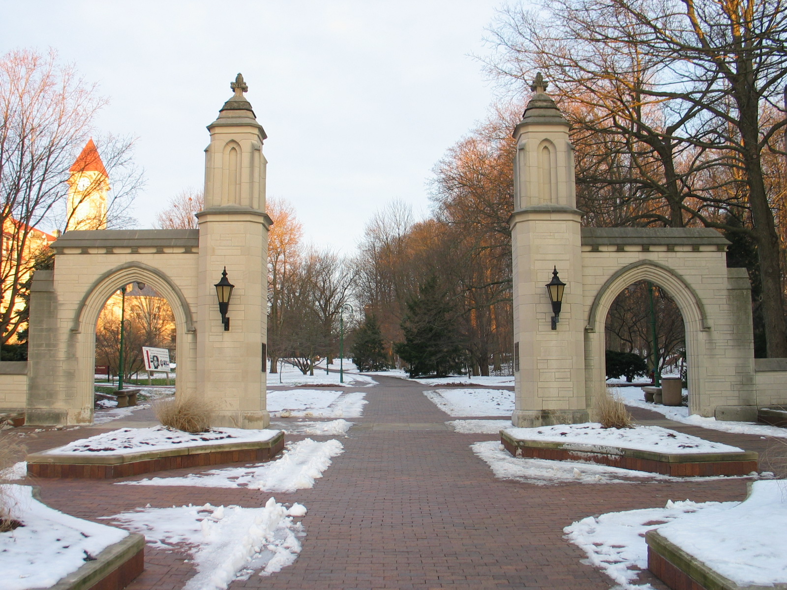 The Sample Gates welcome Indiana University Hoosiers into campus in Bloomington, Indiana. (Indiana University Bloomington Sample Gates/SUZUKI Hironobu/Wikimedia/CC BY 3.0 DEED)