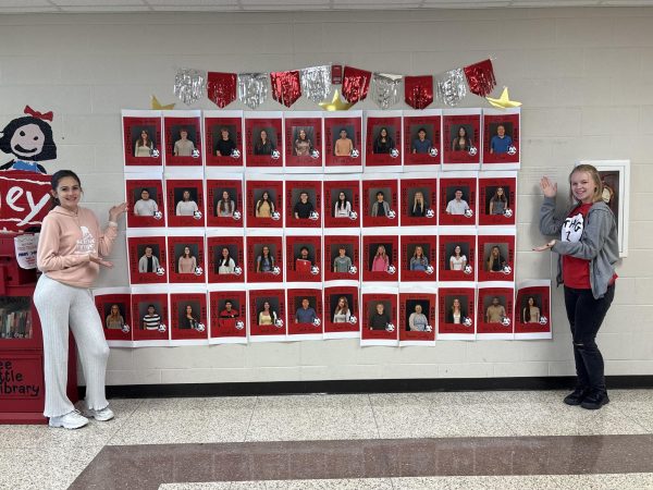 Pointing to all the homecoming candidates, sophomore Molly Hunnicutt and junior Ellison Kitchell are excited to find out the top five candidates.