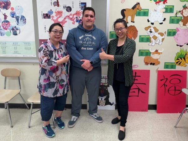 Chinese teachers Chunmei Gaun (left) and  Yi-Chun Lin (right) pose excitedly with junior Yoslen Robaina Santana