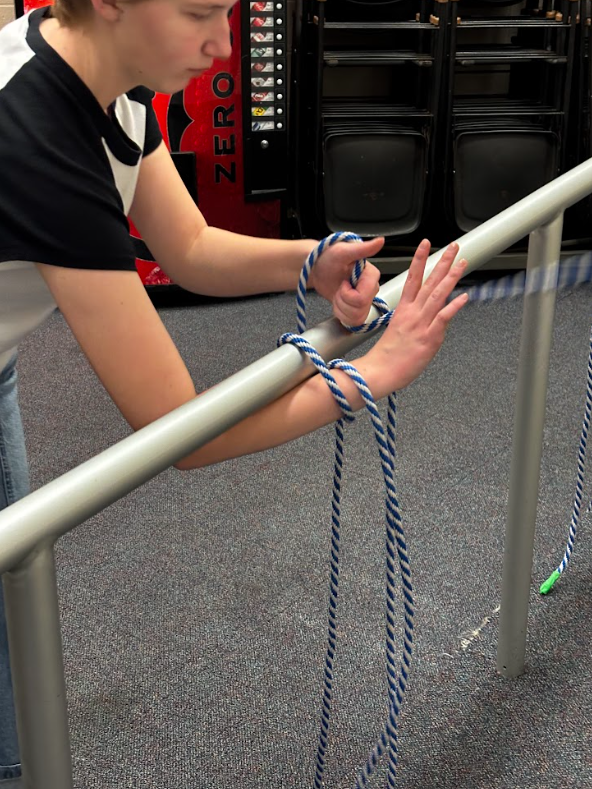 English ties the first knot in a three-knot combination with quick precision.