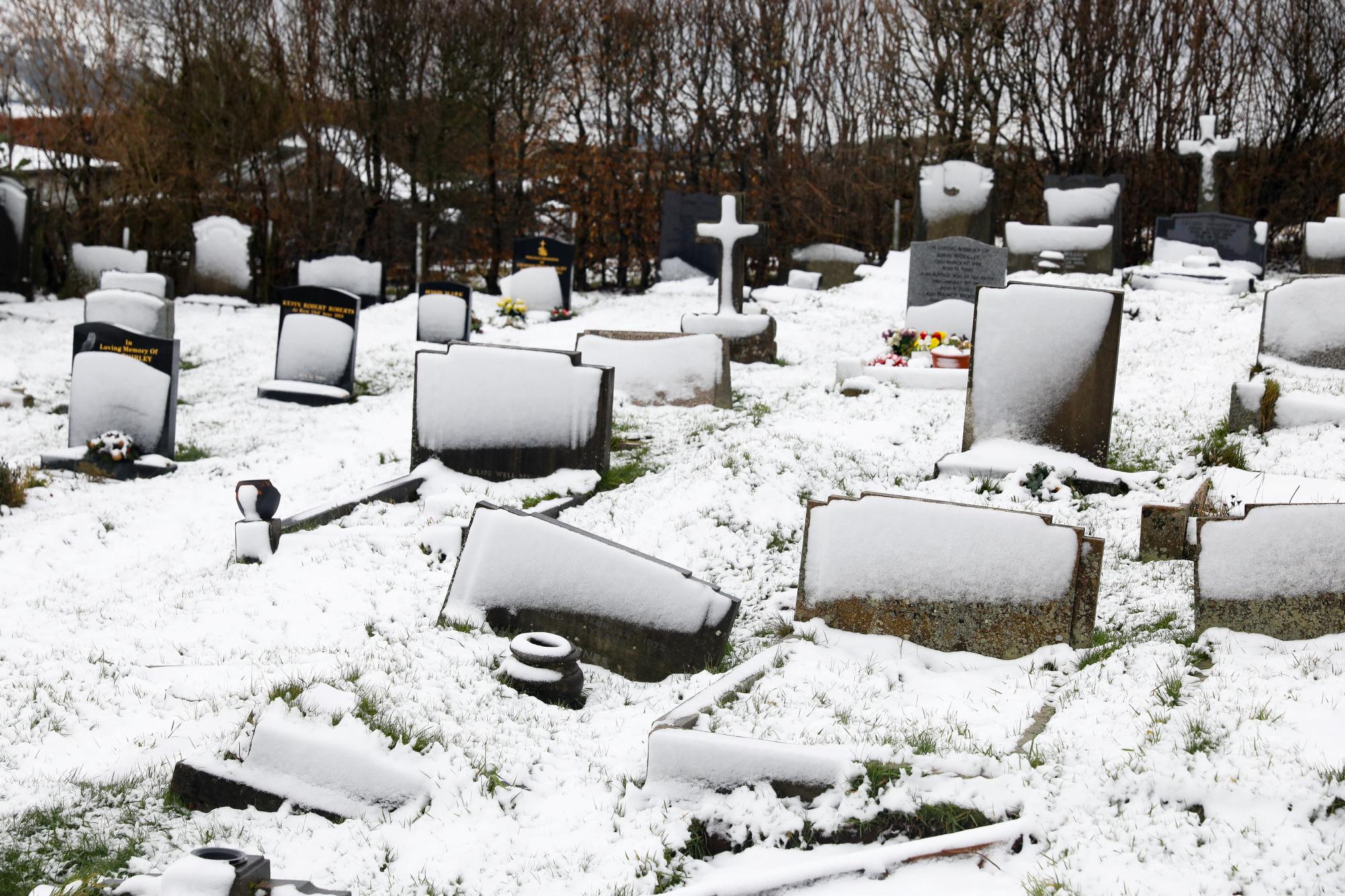 Snow covers a graveyard, after Storm Goretti's arrival amid a week of plunging temperatures, in Hayfield, Britain, January 9, 2026. REUTERS/Temilade Adelaja